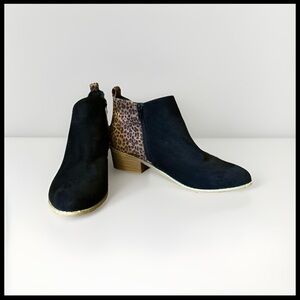 Boutique by Corkys Size 9 black/ animal pattern ankle booties